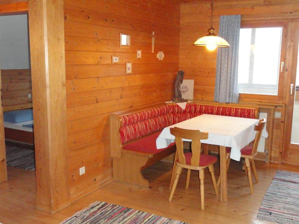 Baby- und Kinderhof Aicherbauer Seeham Zimmer foto